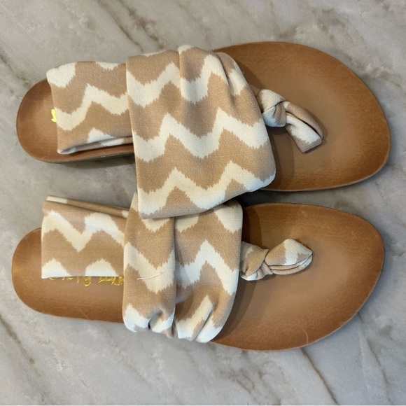 Dirty Laundry BeeBop Zigzag Natural Thong Stretch Sandals Tan & White size 6 - Picture 2 of 4